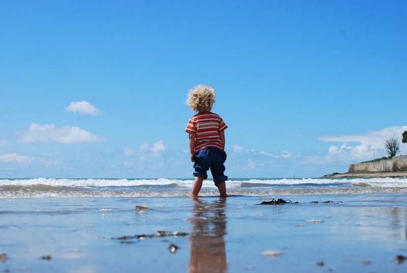 nino en la playa de espaldas