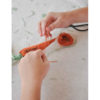 Kit de costura DIY CATHY THE CARROT | Oli&Carol - Imagen 6