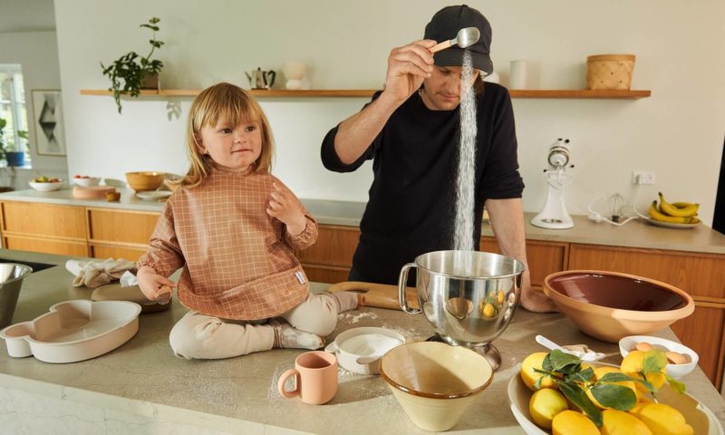 Padre e Hija con Productos de Cocina Liewood