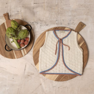 Chaleco crudo con remate azul y rosa | Birinit Petit